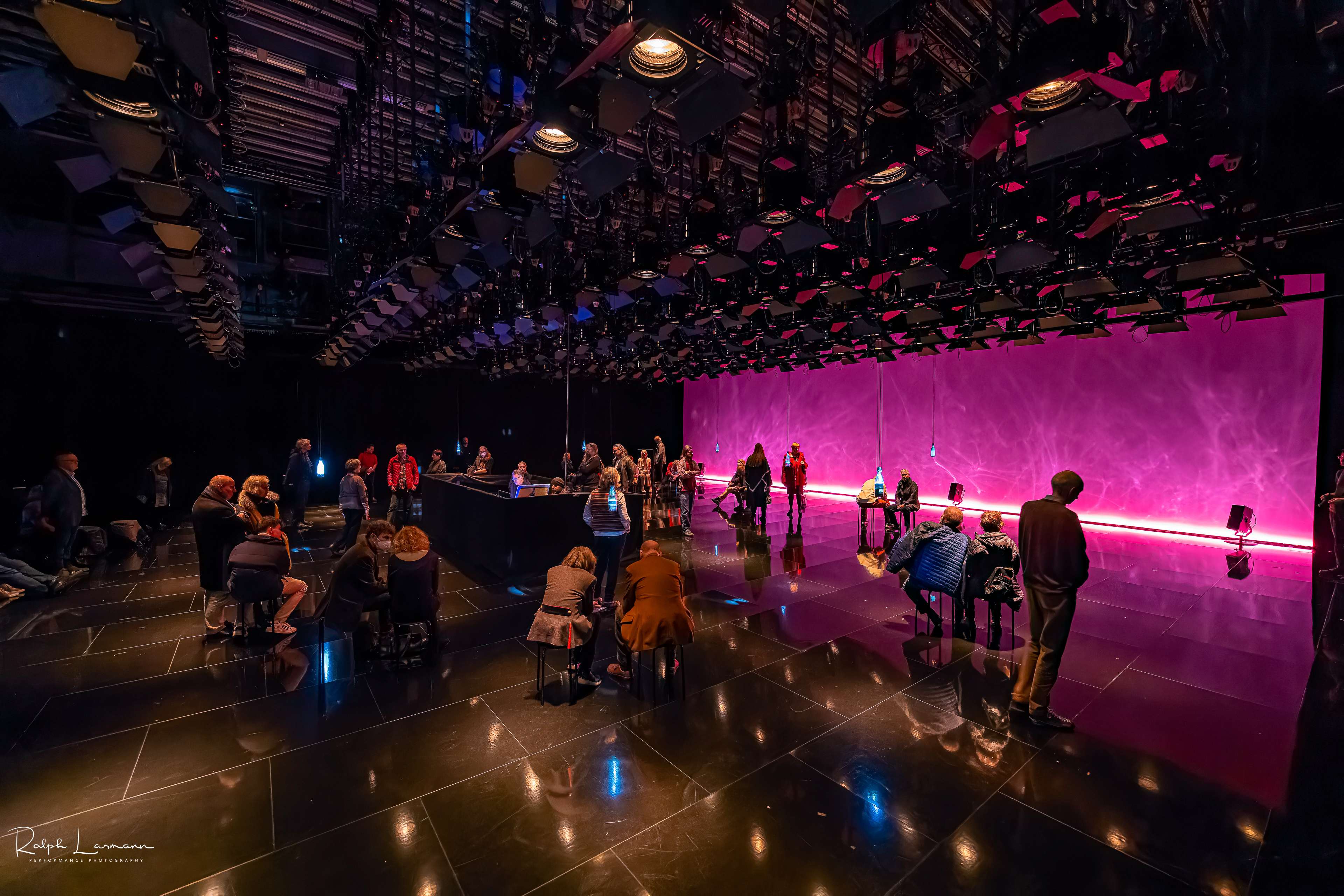 Moving freely in the orchestral sound body thanks to an innovative 3D audio installation:   Ensemble Modern’s “walk-in sound body” at the "cresc" festival.